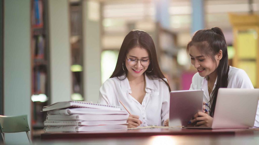 Staff manajemen sekolah sedang berdiskusi