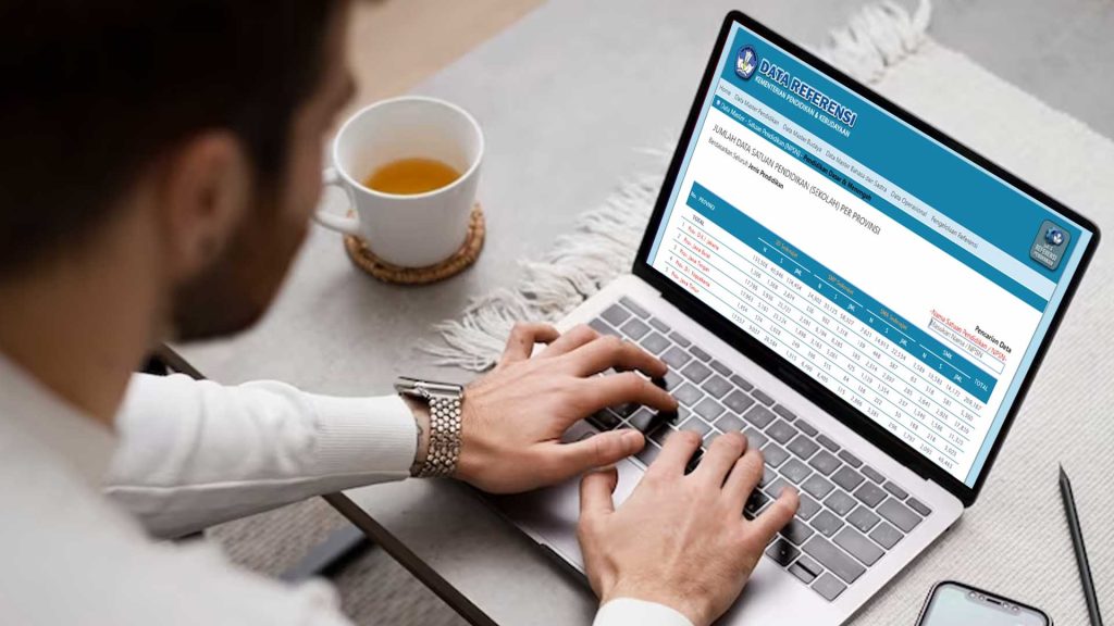 Orang sedang membuka situs NSPN