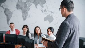 Pihak manajemen bimbel sedang berdiskusi