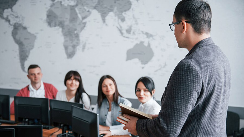Pihak manajemen bimbel sedang berdiskusi