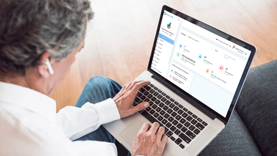Orang sedang membuka laptop melihat dashboard AOne