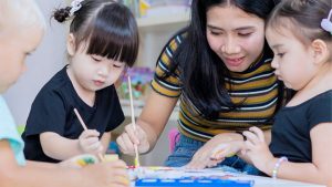 Pengasuh balita di daycare