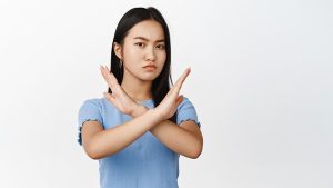 Perempuan menunjukkan bahasa tubuh waspada