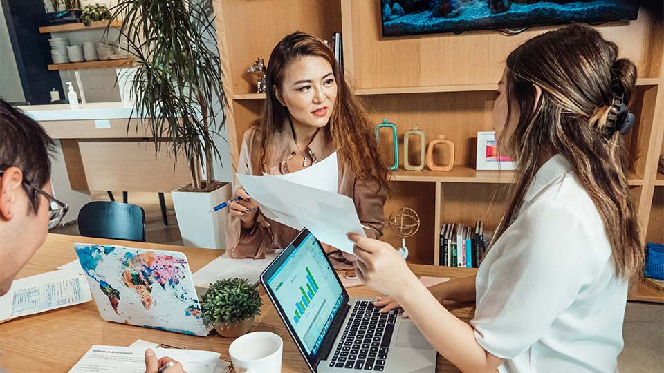 Sekumpulan orang sedang berdisuksi dalam pengelolaan bimbingan belajar