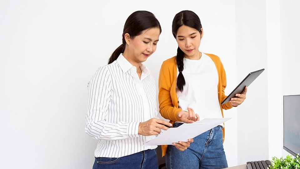 dua perempuan berdiskusi untuk pengelolaan bimbel