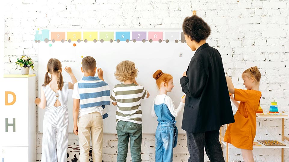 Anak-anak daycare berjejeran