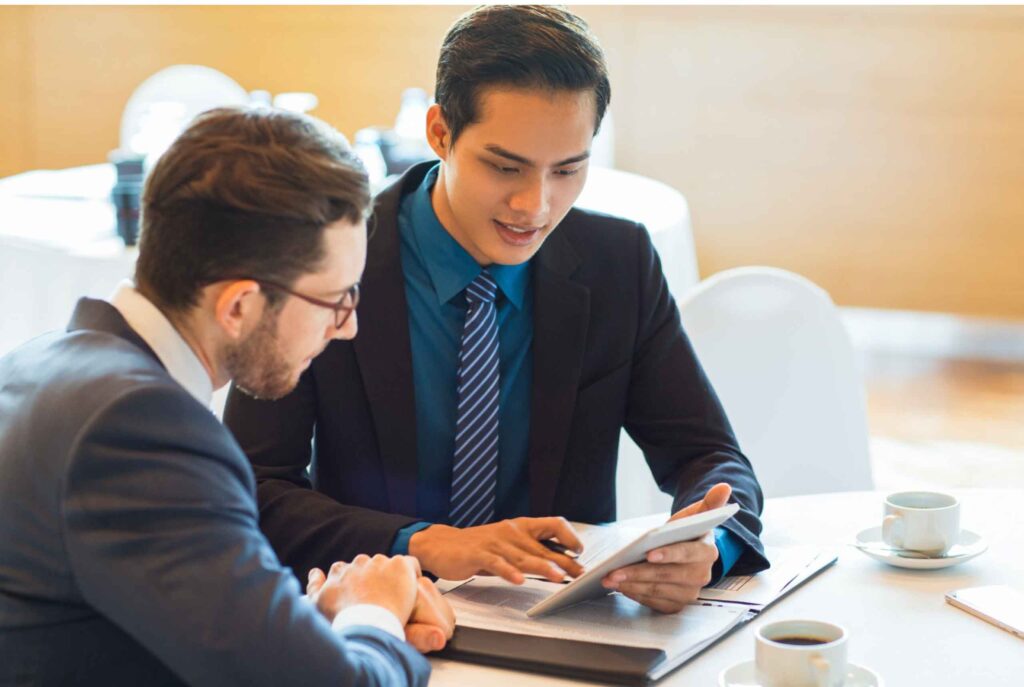 Dua lelaki sedang berdiskusi donasi untuk lembaga kursus