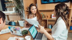 Tim manajemen bimbel sedang berdiskusi